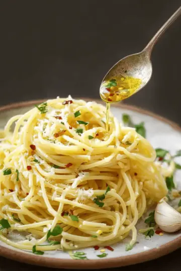SPAGHETTI WITH GARLIC AND OLIVE OIL