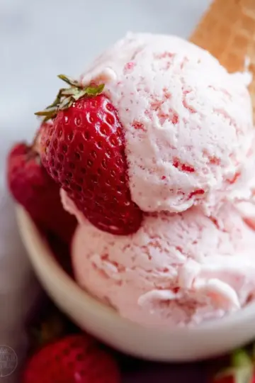 Easy Strawberry Ice Cream