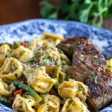 Simple One Pot Garlic Parmesan Steak and Tortellini Skillet: A Delicious and Easy Dinner Solution