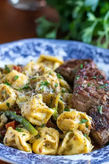 Simple One Pot Garlic Parmesan Steak and Tortellini Skillet: A Delicious and Easy Dinner Solution